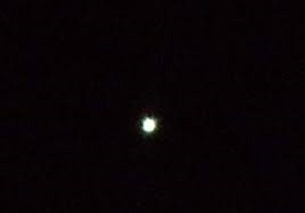 شیء نورانی مشاهده شده در آسمان کردستان موشک بود؟/ پاسخ مدیرکل امنیتی استان کردستان را بخوانید