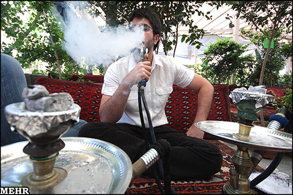 تابستان گذرانی در کرمان با طعم قلیان/ مسئولان سکوت کرده‌اند