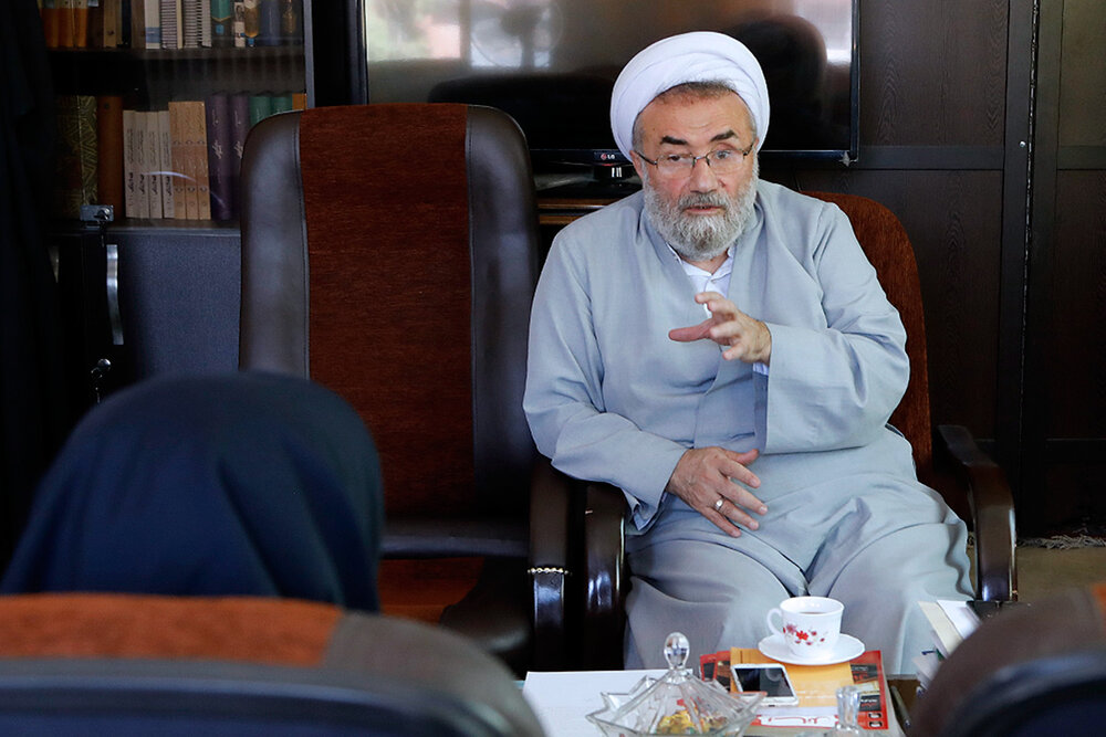 پدر دوگانه‌سازی بسوزد /وقتی روحانیون کار اصلی خود را رها کردند، مداحان تعیین کننده دین مردم شدند