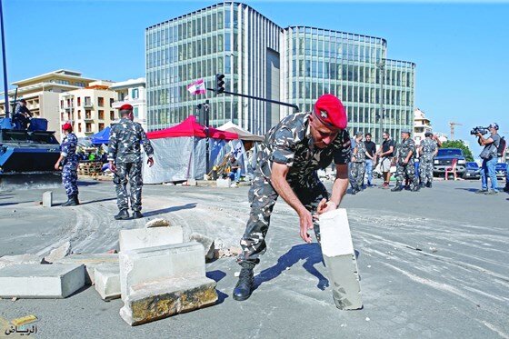 تحصن مقابل بانک‌ها و نهادها دولتی و خصوصی در لبنان؛‌ معترضان دیگر خیابان‌ها را نمی‌بندند