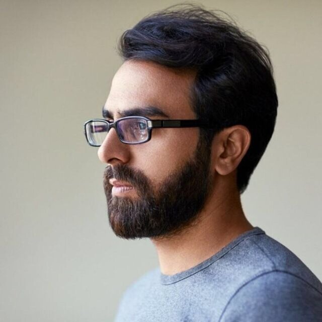 پایین آوردن پرچم دانشگاه "کارلتون" در احترام به دانشجویان قربانی سانحه هواپیما