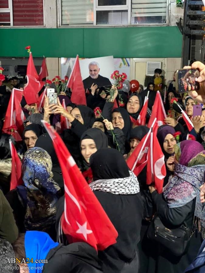 تجمع مردم ترکیه مقابل سرکنسولگری ایران در استانبول در محکومیت ترور سردار سلیمانی