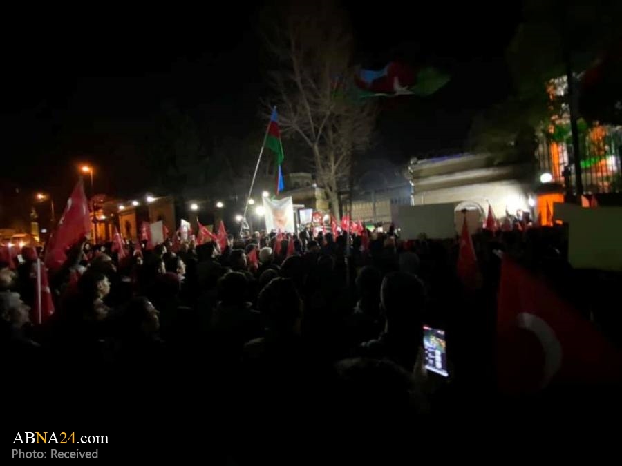 تجمع مردم ترکیه مقابل سرکنسولگری ایران در استانبول در محکومیت ترور سردار سلیمانی