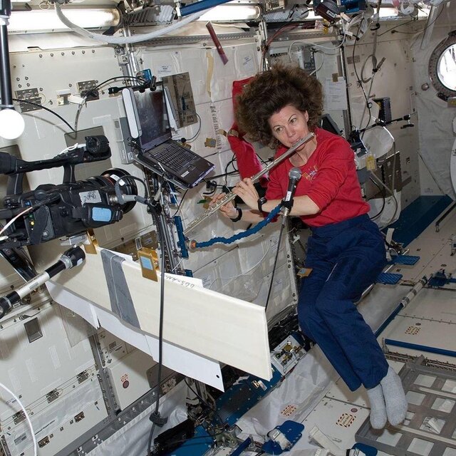 فضانوردانی که در فضا باغبان، عکاس و دانشمند هستند