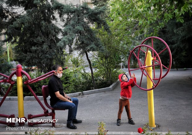پدر و فرزندی در حال بازی در پارک با وجود اعلام عدم تردد غیر ضروری