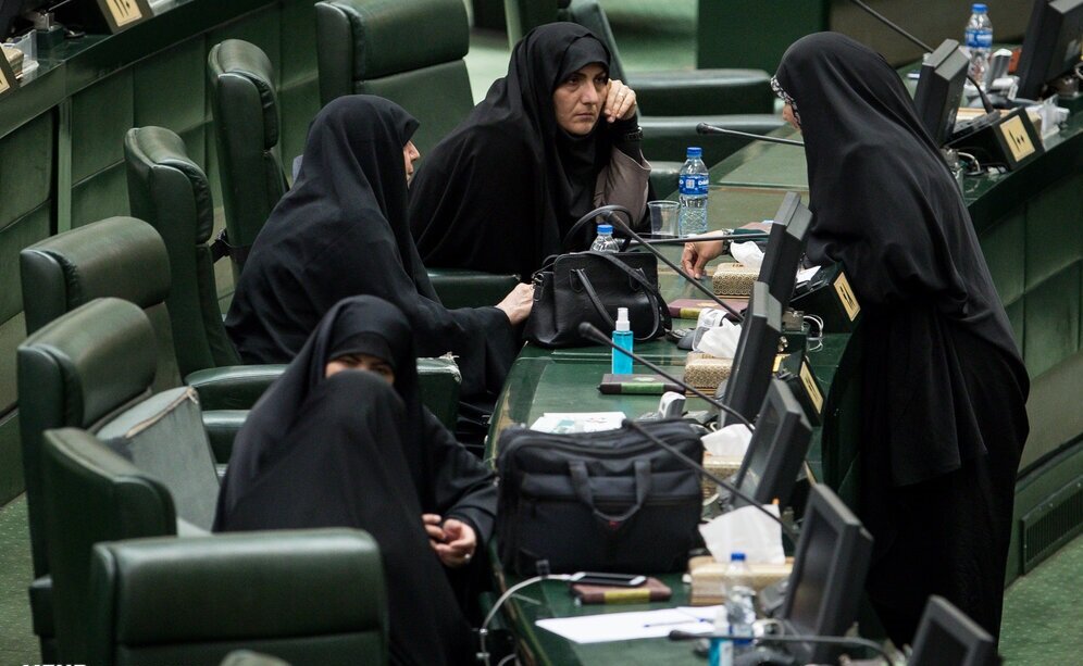 می‌دانستیم مردها به ما رای نمی‌دهند ، اما صحنه را خالی نکردیم/ نمایندگان زن بیشتر مورد تخریب قرار می‌گیرند