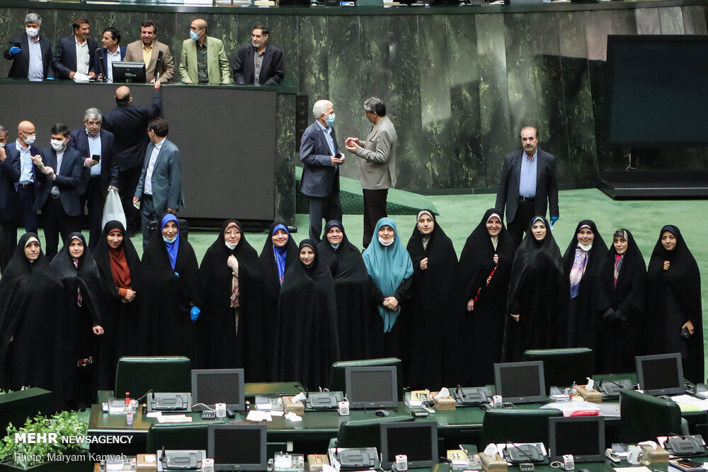 زنان خط قرمزند/ بعضی از زنان نماینده اکراه داشتند با من عکس بگیرند