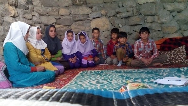 معلمی که 17 سال کوه به کوه دنبال دانش‌آموزان بود؛ این مرد 28 شغل دارد