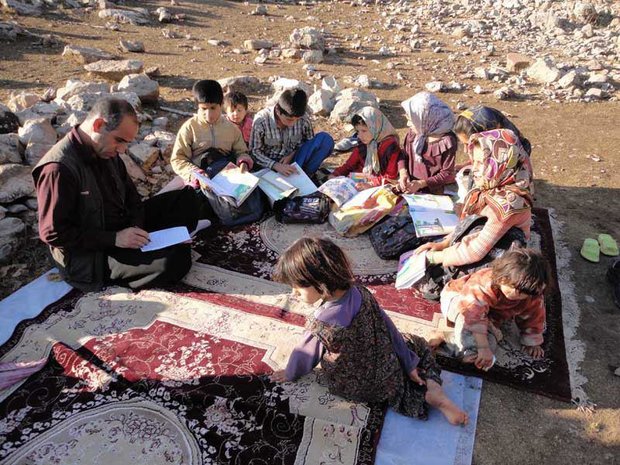 معلمی که 17 سال کوه به کوه دنبال دانش‌آموزان بود؛ این مرد 28 شغل دارد