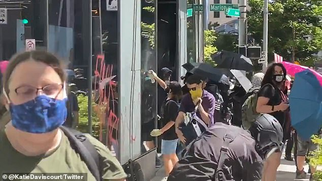 درگیری مسلحانه معترضان در آمریکا با پلیس / عکس