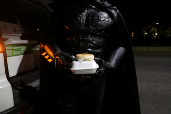 برای نجات از مشکلات کرونا، بتمن وارد خیابان‌ها شد!/ تصاویر