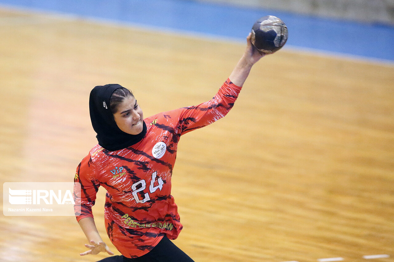 تصاویر: دیدار تیم های هندبال پرسپولیس بهبهان و کربنات فیروزآباد