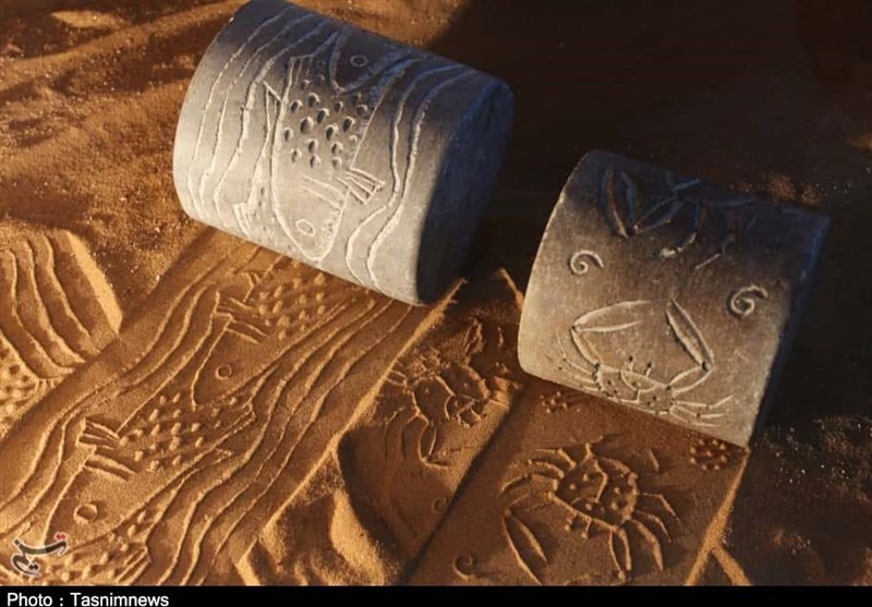 قرار گرفتن خاک‌های رنگی در میان قاب آثار هنری زنان جزیره هرمز