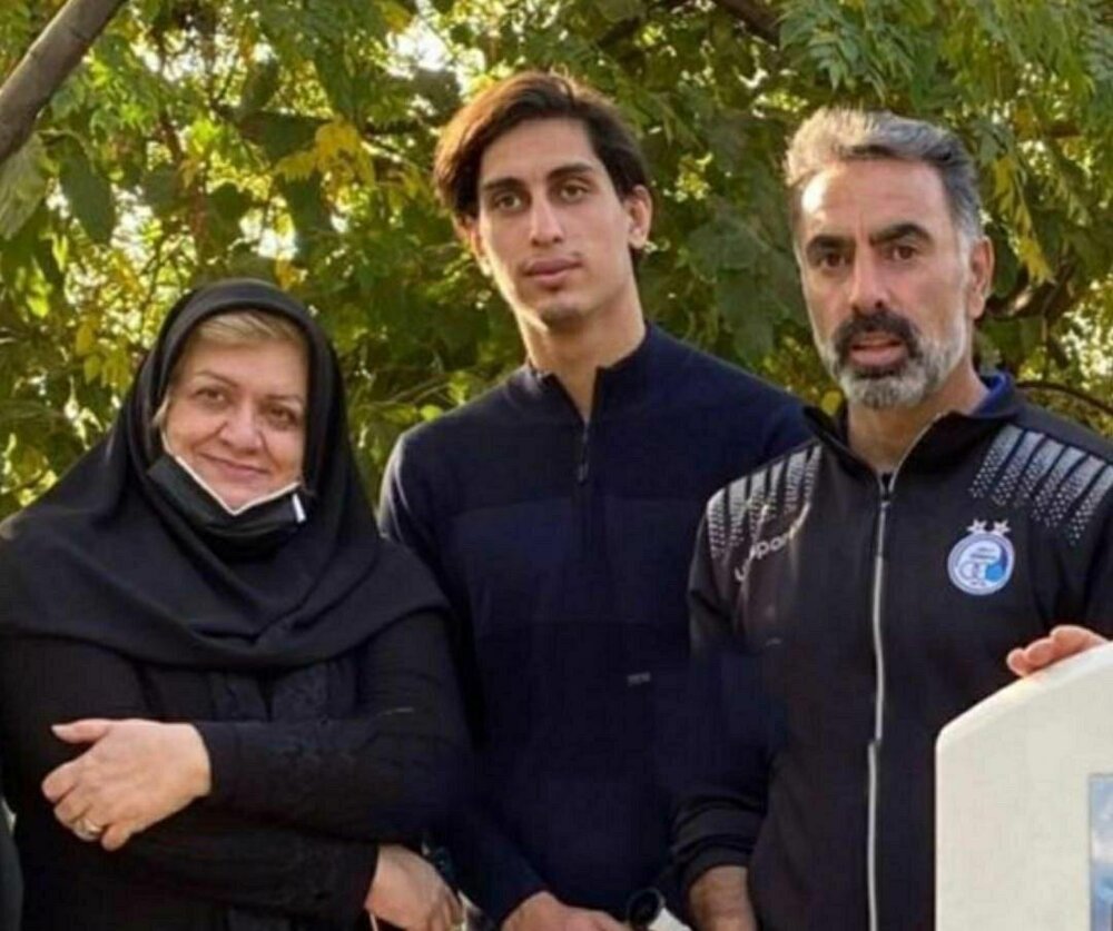 کار عجیب نادری و فکری بر سر مزار مرحوم پورحیدری/ عکس