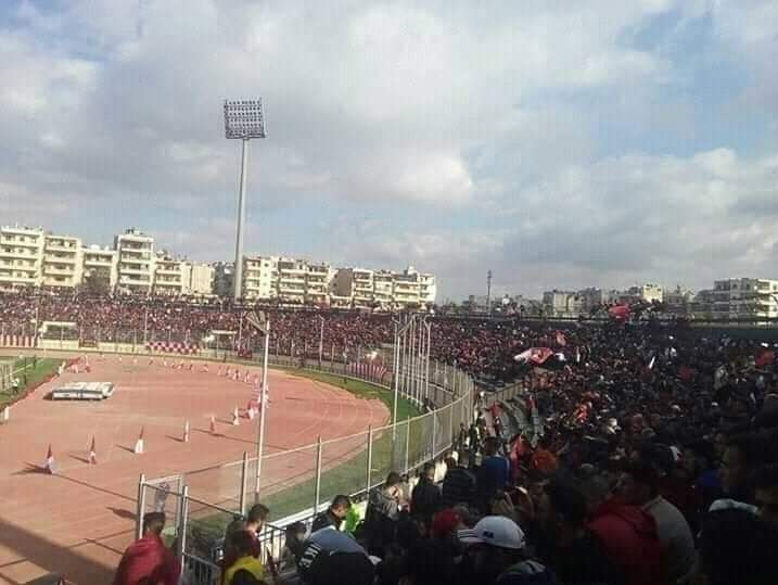 حضور بی‌شمار تماشاگران در دربی شهر حلب در ایام کرونا/ عکس