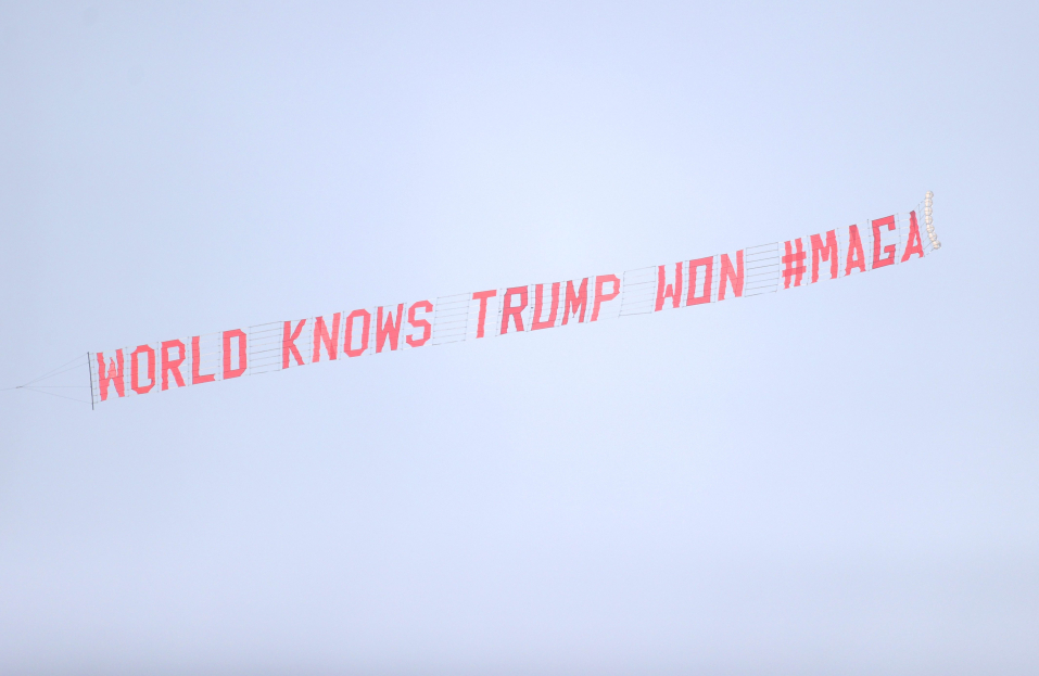 بنر عجیب در بازی منچستریونایتد؛ دنیا می‌داند ترامپ پیروز شد!/عکس