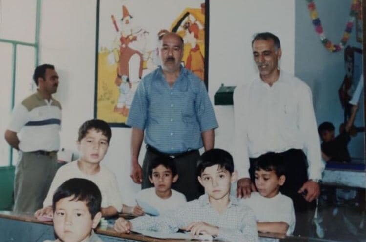 ستاره فوتبال ایران پشت میز مدرسه/ عکس
