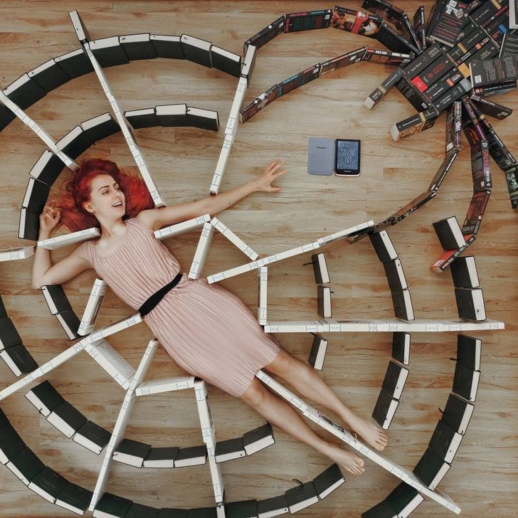 تصاویر خلاقانه دختری که علاقه خود به کتاب را با هنر درآمیخته