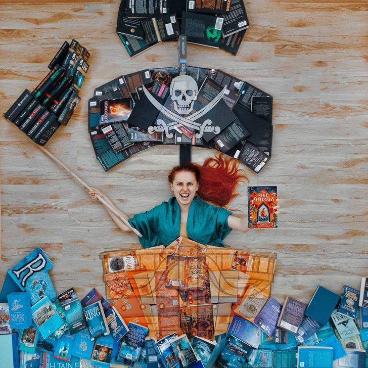 تصاویر خلاقانه دختری که علاقه خود به کتاب را با هنر درآمیخته