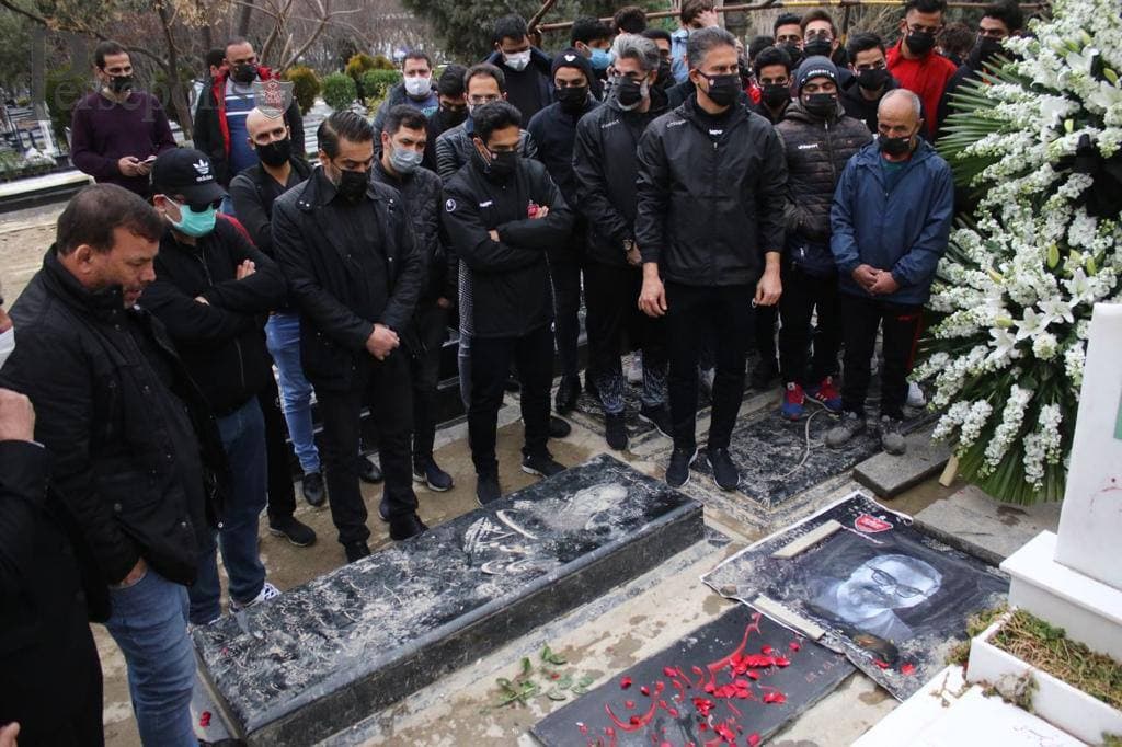 اشک یحیی و پرسپولیسی‌ها بر مزار میناوند و انصاریان/عکس