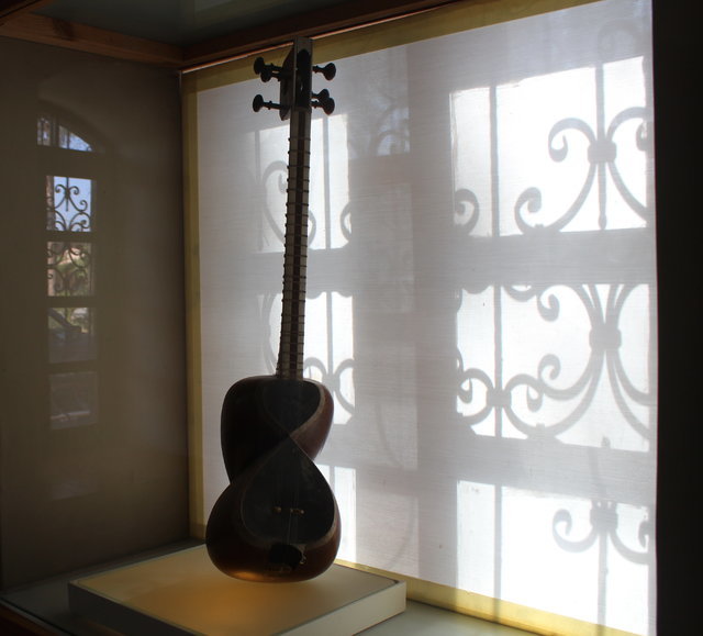 ویترین موزه به جای ساز، صورت ما را نشان می‌دهد!