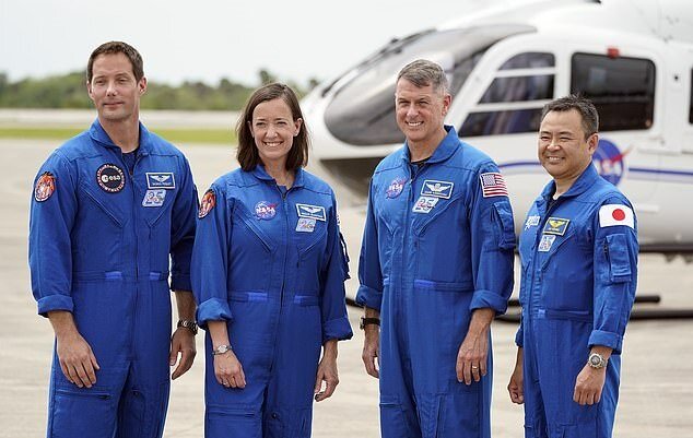 سرنشینان "کرو-۲" به فضا رفتند