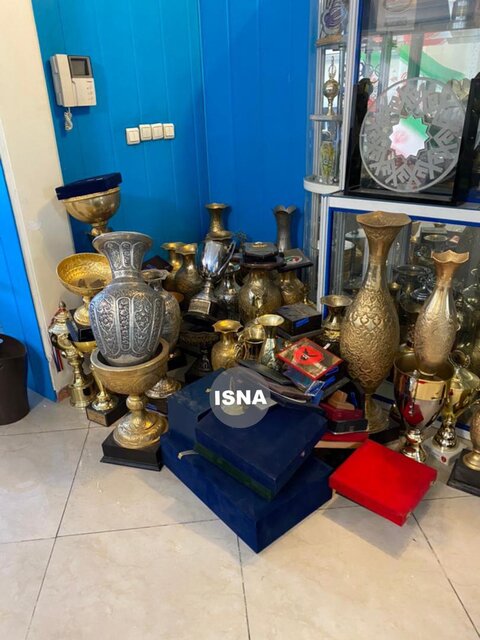 جام‌های افتخارات باشگاه استقلال روی زمین مانده‌اند + عکس