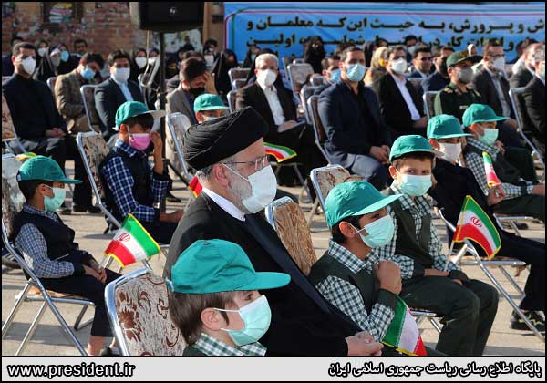 حجت الاسلام رئیسی و دانش آموزان