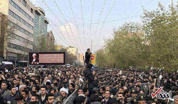 آغاز مراسم تشییع پیکر آیت الله هاشمی+تصاویر / انتقال پیکر آیت الله به دانشگاه تهران / حضور شخصیت های برجسته از جمله سردار سلیمانی / ازدحام بسیار زیاد جمعیت؛ امكان ورود به مصلاي دانشگاه نيست