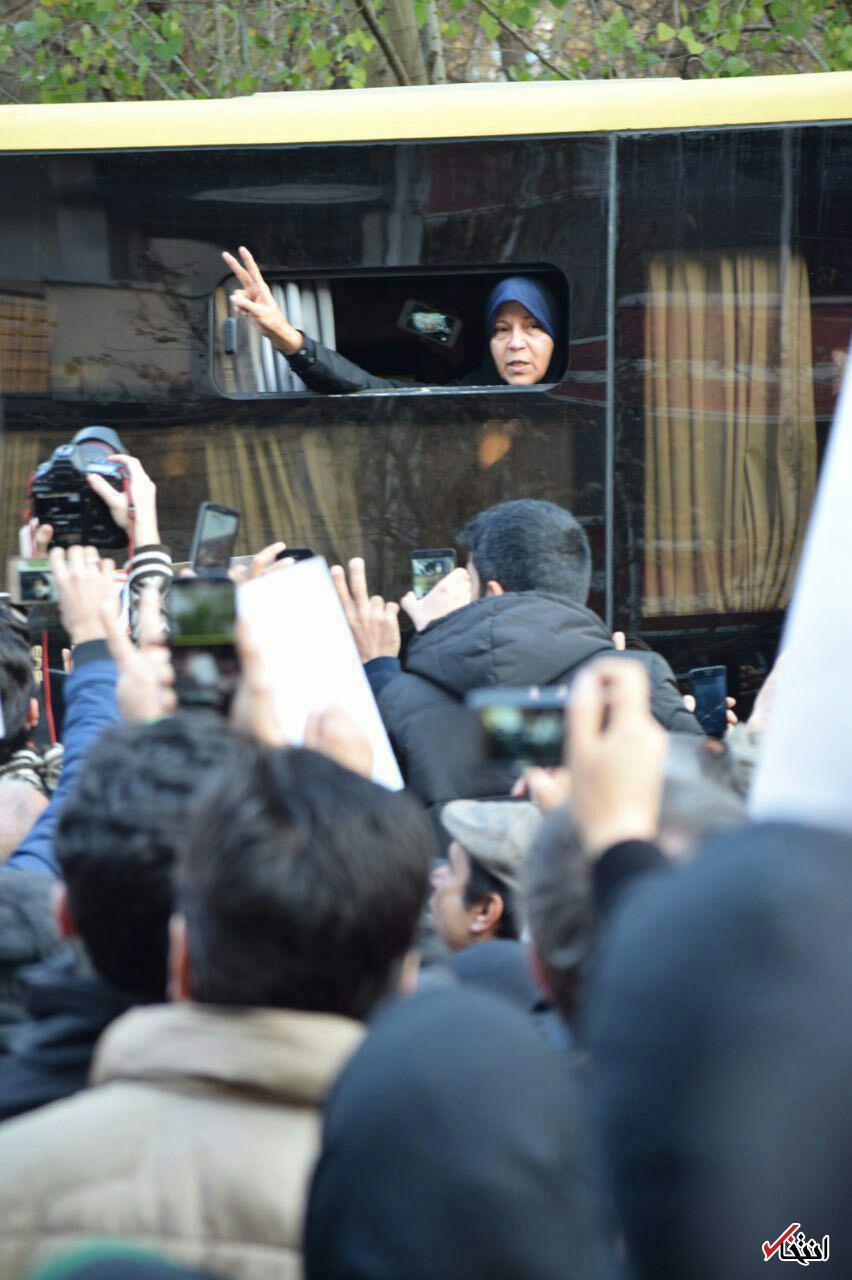 آغاز مراسم تشییع پیکر آیت الله هاشمی+تصاویر / تعداد جمعیت لحظه به لحظه در حال افزایش است / انتقال پیکر آیت الله به دانشگاه تهران