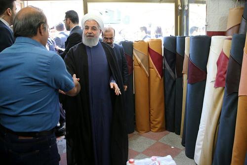 حضور سرزده رئیس جمهور در بازار کفش تبریز/ روحانی پای درددل تولیدکنندگان نشست +عکس