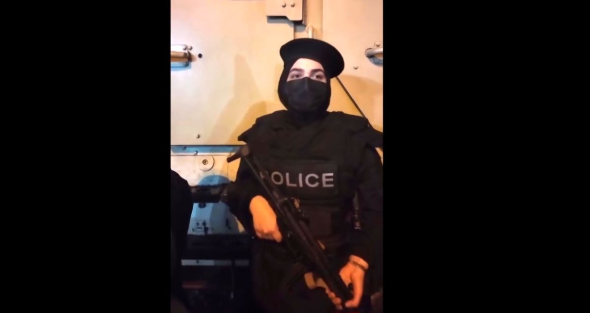 ذوق‌زدگی دختران از دیدن پلیسِ زن نوپو در میدان انقلاب