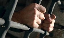 دستگیری پزشک قلابی که به مردم بدهکار بود 