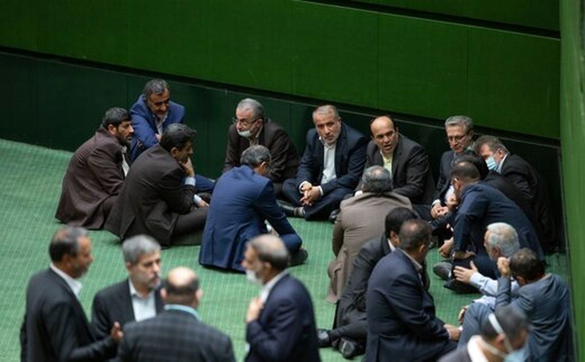 جدیدترین اپیزود از  کشمکش میان اصولگرایان در مجلس بر سر شاسی‌ بلند‌ها/ دعوای میان طیف قالیباف و جبهه پایداری روز به روز تندتر می‌شود

