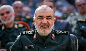 اهدای درجه سپهبدی به خانواده شهید سلامی توسط سردار پاکپور
