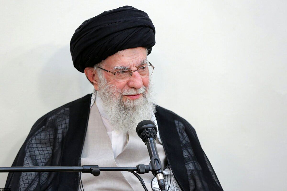اذان و اقامه گفتن رهبر انقلاب در گوش نوزاد شهید حمزه جهاندیده/ تصاویر

