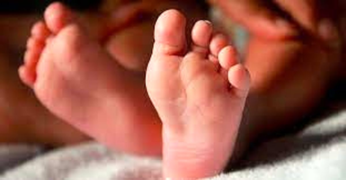 آزار دختر ۱۷ ماهه توسط پدر سنگدل