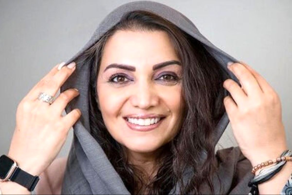 کشف حجاب بازیگر مشهور در کنار مزار پدرش/ ویدئو