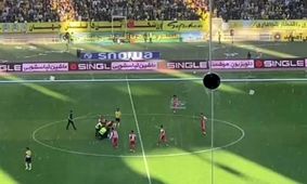 ورود همزمان 2 جیمی جامپ به داخل زمین در جریان بازی سپاهان - پرسپولیس/ ویدئو

