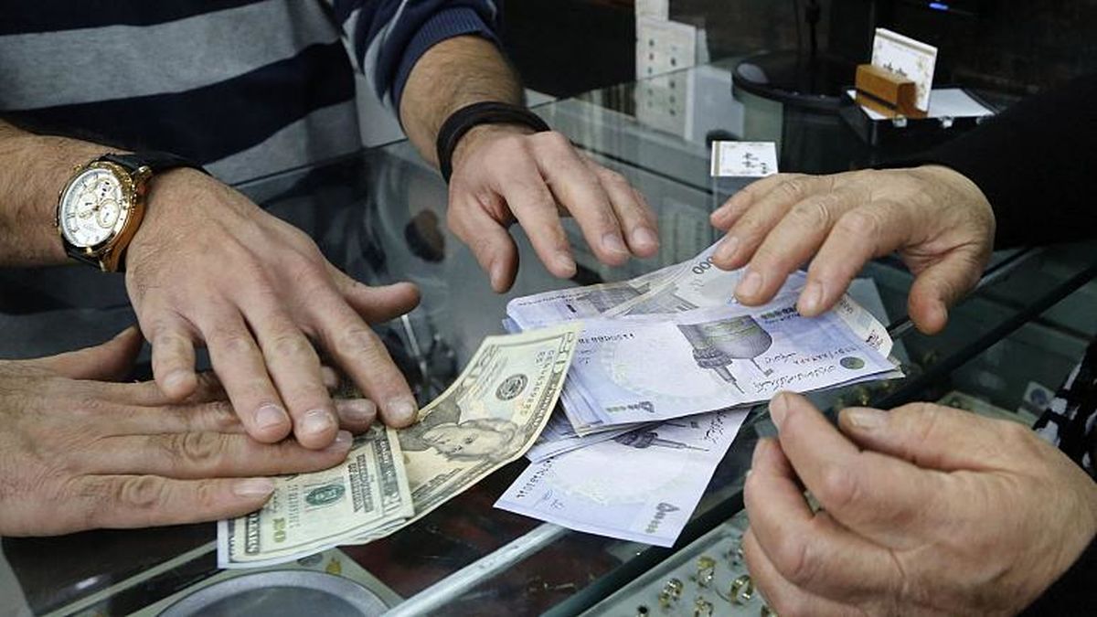 جدال در آژانس، رکوردشنی در قیمت دلار؛ نرخ ارز تا کجا بالا می‌رود؟