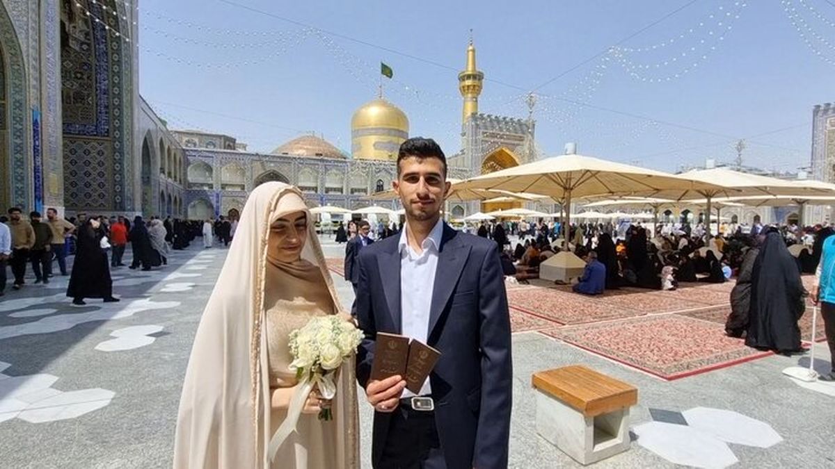 عروس و داماد تبریزی که در حرم امام رضا(ع) رای دادند/ ویدئو