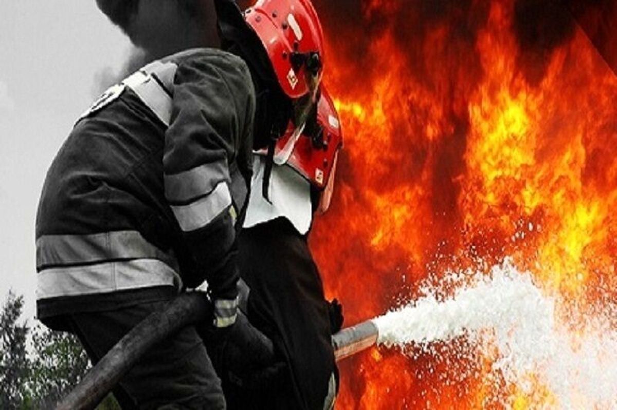 آتش‌ سوزی در سوله‌ های بازیافت لاستیک مهریز خسارت جانی نداشت
