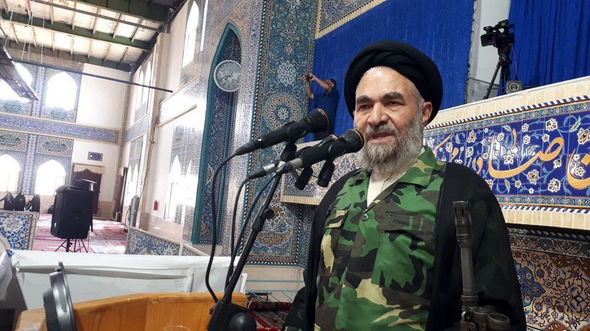 از امام‌ جمعه کفن‌پوش تا امامت با یونیفورم‌ نظامی