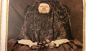 مادام عباس؛ زن فرانسوی بانفوذ در دربار قاجار که سبک زندگی زنان را تغییر داد / از آموزش زلف چتری و آرایش جدید تا پوشیدن‌جوراب کوتاه و تنبان فنر
