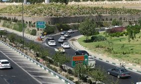 گرفتار شدن ۳ خودرو در گل و لای اتوبان شهید خرازی تهران

