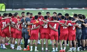 بازیکنان تیم ملی زانو زدند