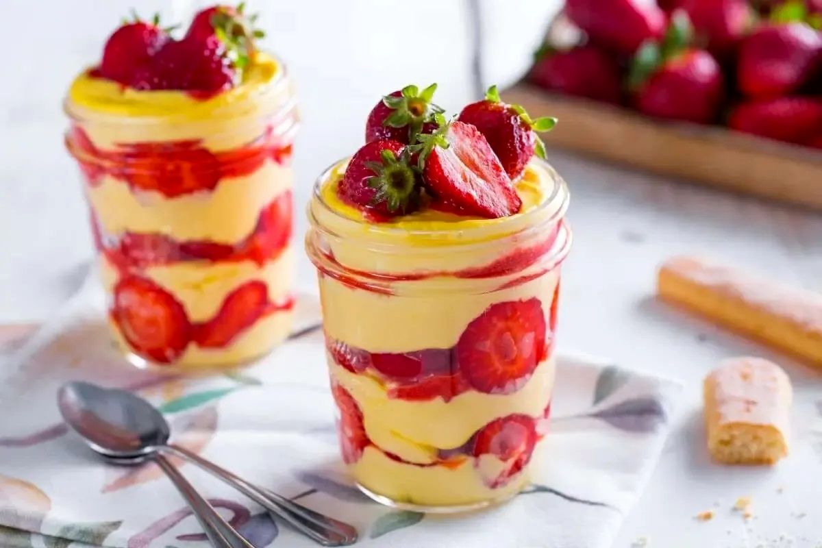طرز تهیه دسر ۳ لایه با توت فرنگی

