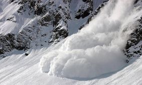 لحظه گرفتار شدن اسکی‌باز در بهمن/ ویدئو 