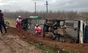 جزییات حادثه واژگونی اتوبوس در محور اصفهان به شیراز/ ویدئو