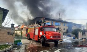 جزئیات آتش سوزی در کارخانه رنگ «تماشا»؛ کارگران از محوطه خارج شدند